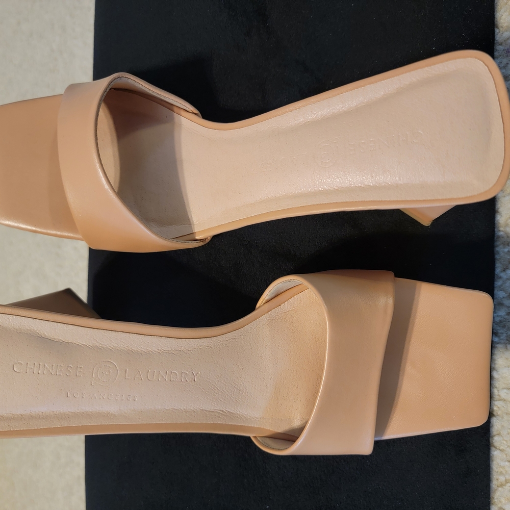 Chinese Laundry Women's Tan Chunky Triangle Heeled Sandals